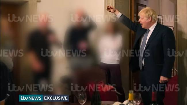 El 'Partygate' suma un nuevo capítulo: salen a la luz fotos de Johnson brindando en Downing Street durante el confinamiento