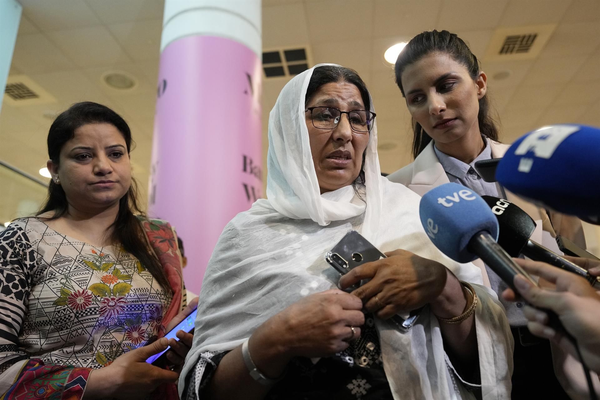 Llegan a Barcelona la madre y un hermano de las dos jóvenes paquistaníes asesinadas