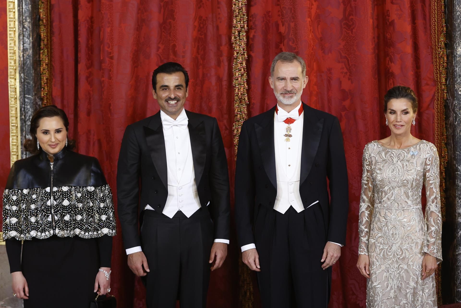 Los reyes de España, Felipe VI y Letizia , posan con al emir de Catar, Tamim bin Hamad Al Thani, y su esposa