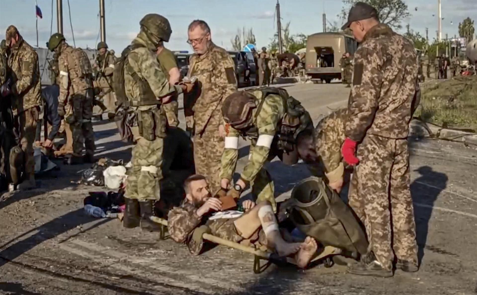 Militares rusos cacheando a soldados ucranianos en Azovstal, en Mariupol (Ucrania)