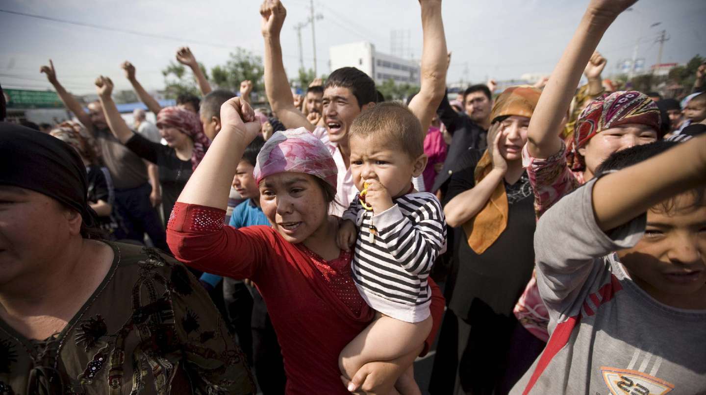 Mujeres de la etnia musulmana uigur participan en una manifestación convocada en Urumqi (China)