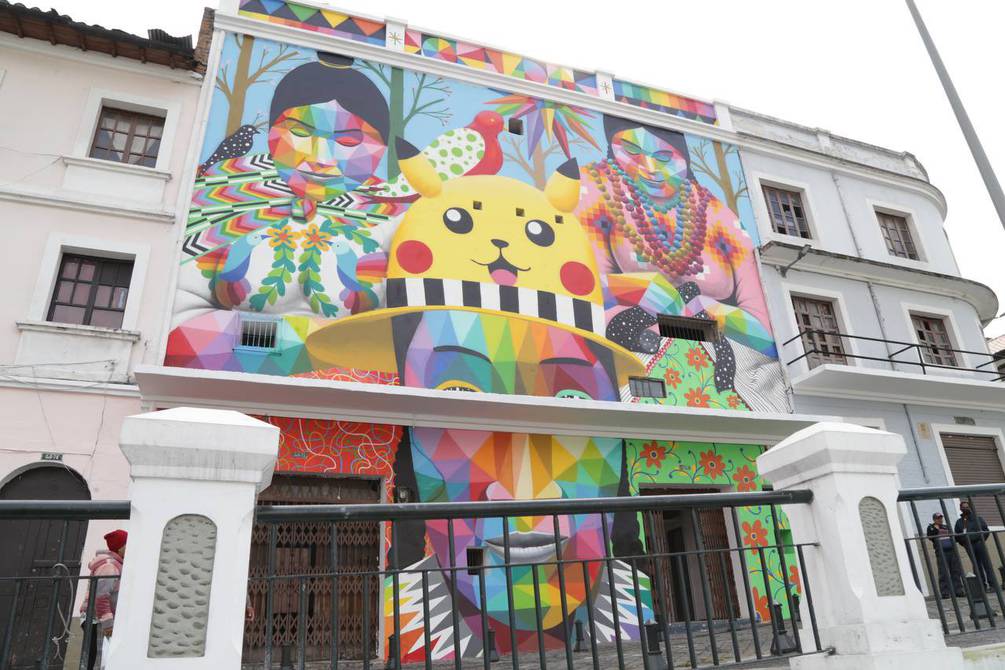 Mural de Okuda en Quito con Pikachu