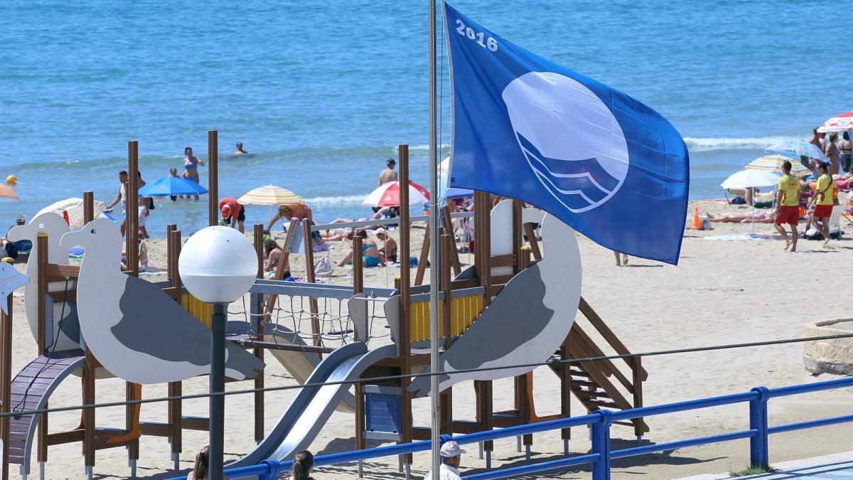 Playa española con bandera azul