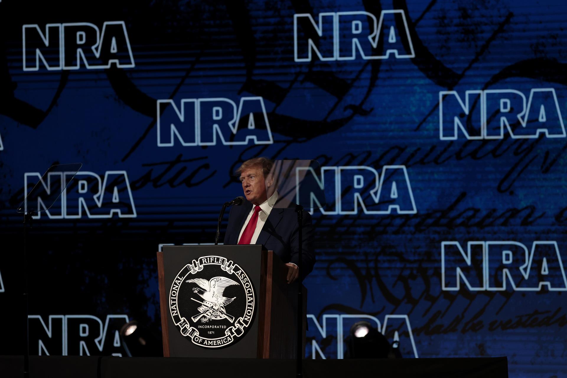 Trump rechaza un estricto control de armas en la reunión de la Asociación del Rifle