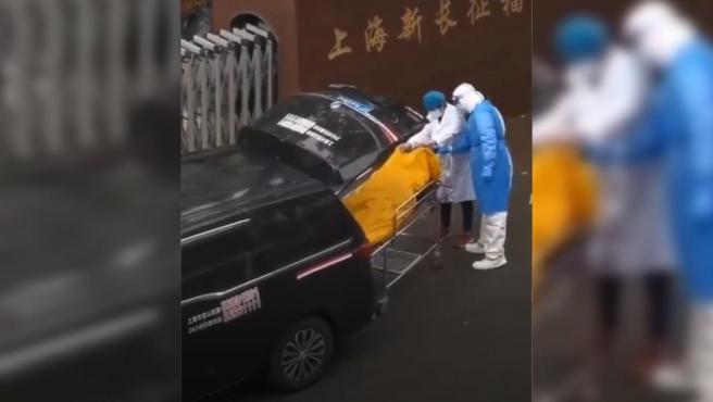 Escándalo en Shanghái tras meter por error a un anciano vivo en una bolsa de cadáveres