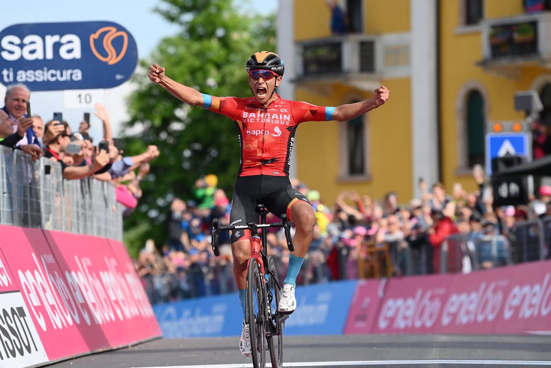 El colombiano Buitrago gana la etapa y Landa se sube al podio provisional del Giro