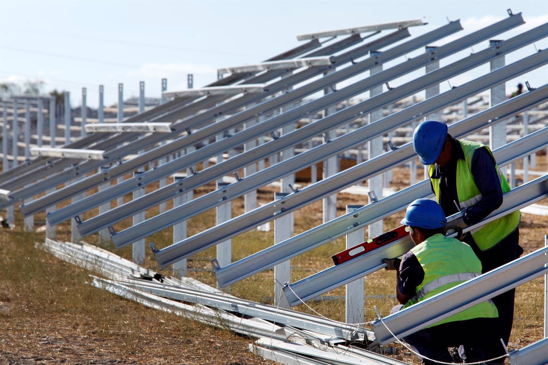 Iberdrola invertirá 350 millones de euros para instalar 500 MW de eólica y solar en tres CCAA