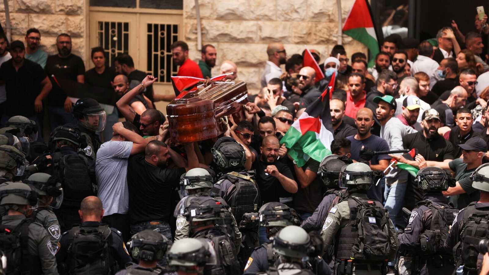 El funeral de la periodista de Al Jazeera tiroteada en Israel se convierte en una batalla campal