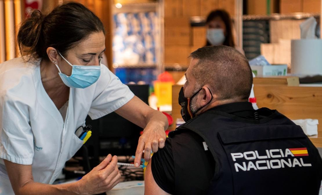 policia recibe vacuna contra el coronavirus (archivo efe)