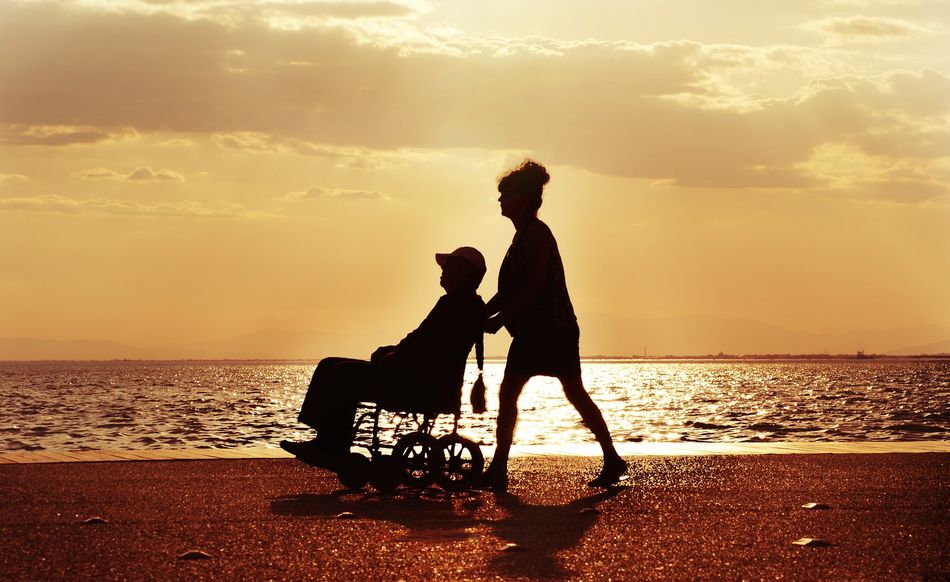 Consejos para viajar con una persona mayor que necesita silla de ruedas