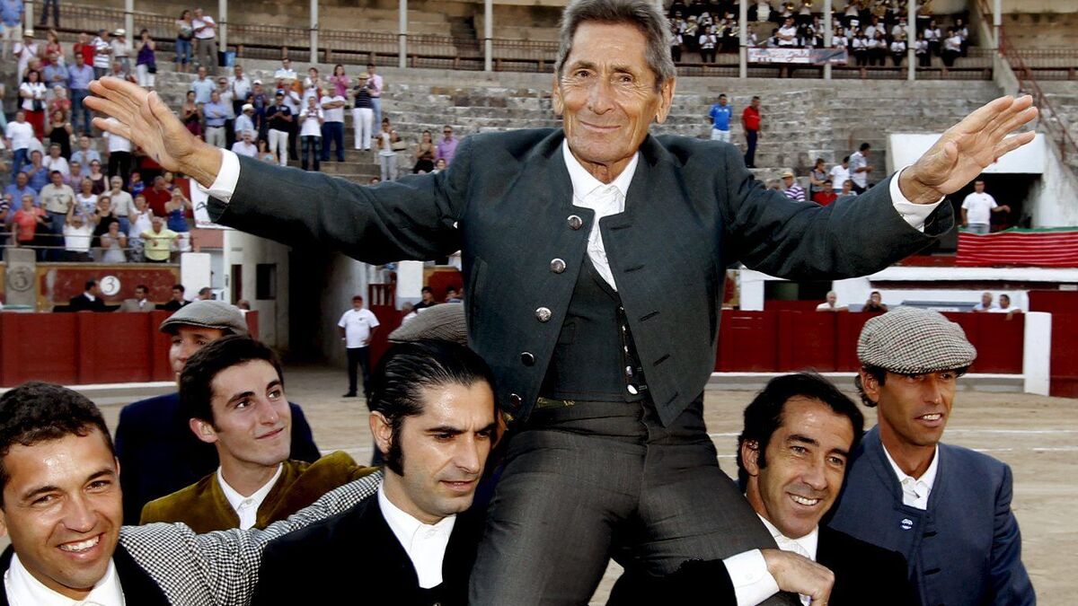Andrés Vázquez, a hombros en una corrida homenaje en 2012 en Zamora