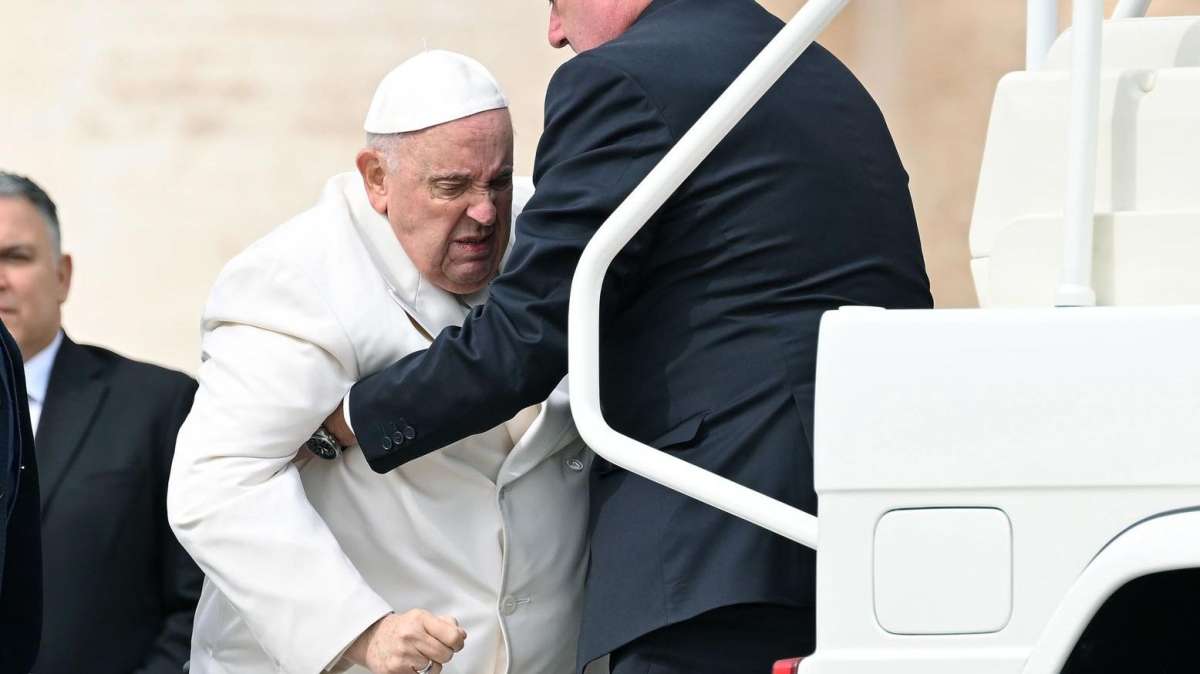 Ayudan al Papa Francisco a levantar el papamóvil al final de su audiencia general semanal.