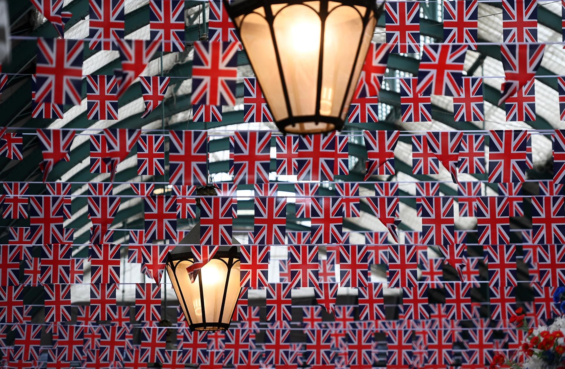 Banderas de la Unión en Londres, Gran Bretaña, hoy 30 de mayo de 2022