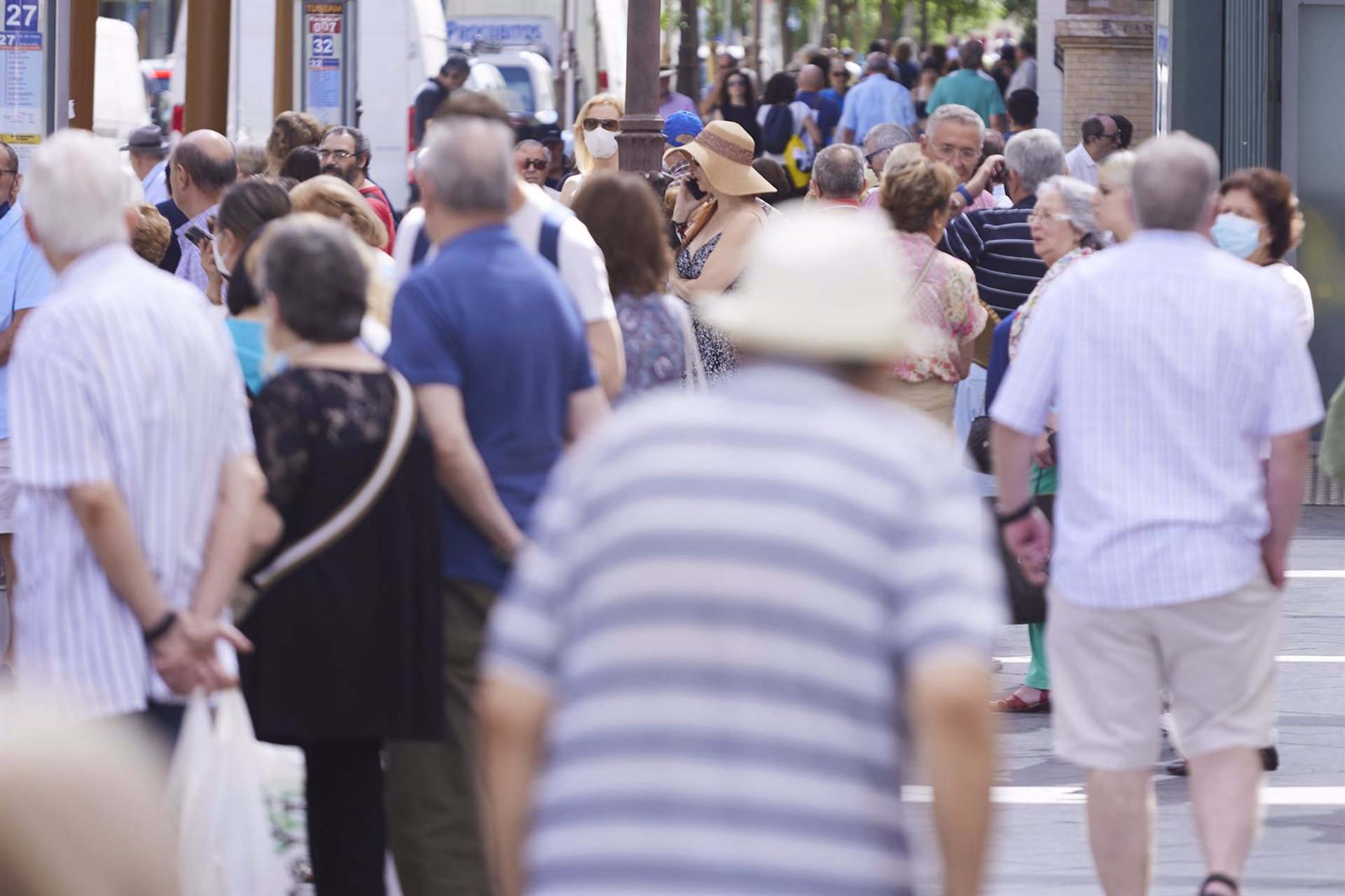 Detalle de gente en las calles, a 21 de junio de 2022 en Sevilla