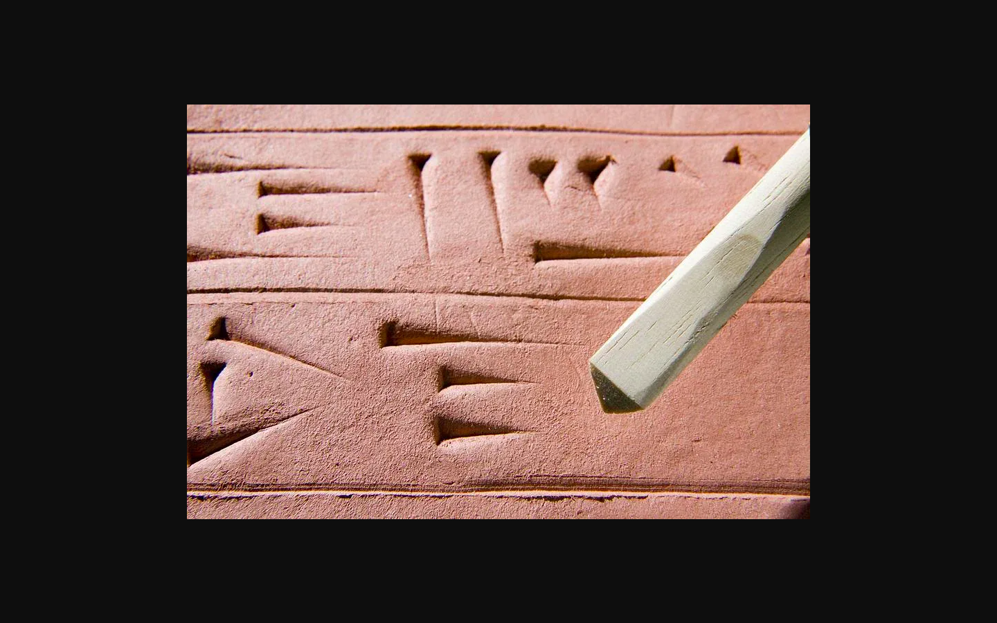 Ejemplo de incisiones de un cálamo en una tablilla de arcilla con las que se crea la escritura cuneiforme