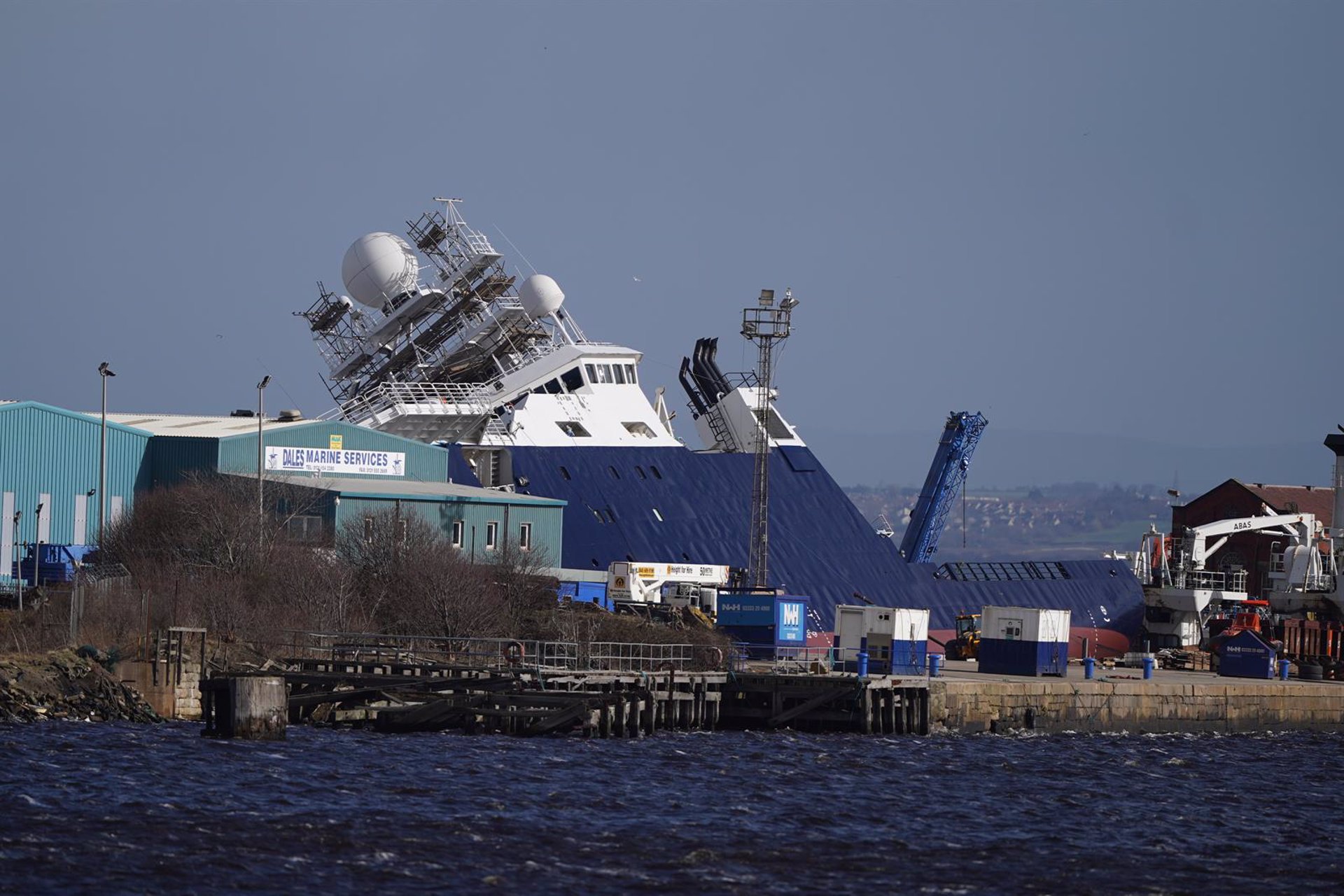 El buque volcado en el puerto de Edimburgo.