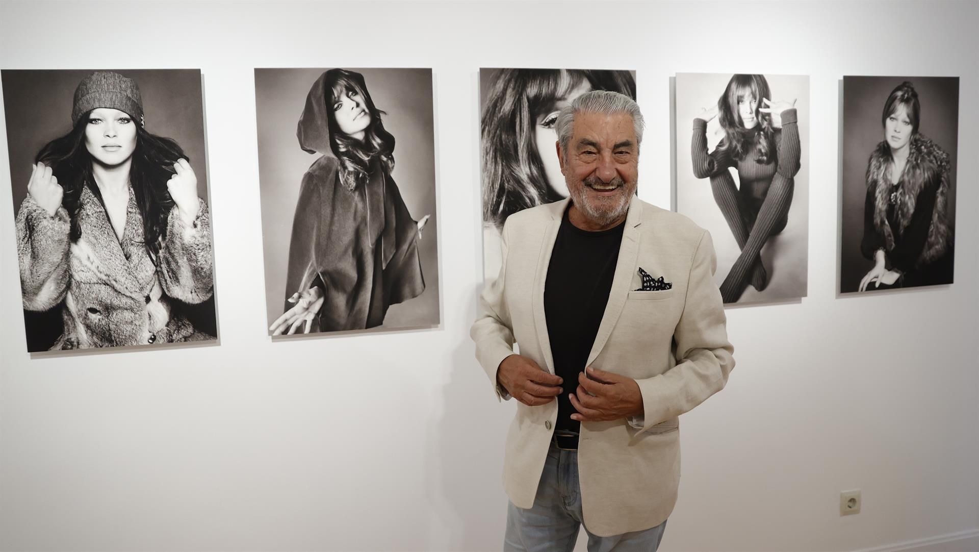 El fotógrafo César Lucas posa este miércoles junto a las imágenes de la actriz y cantante Marisol