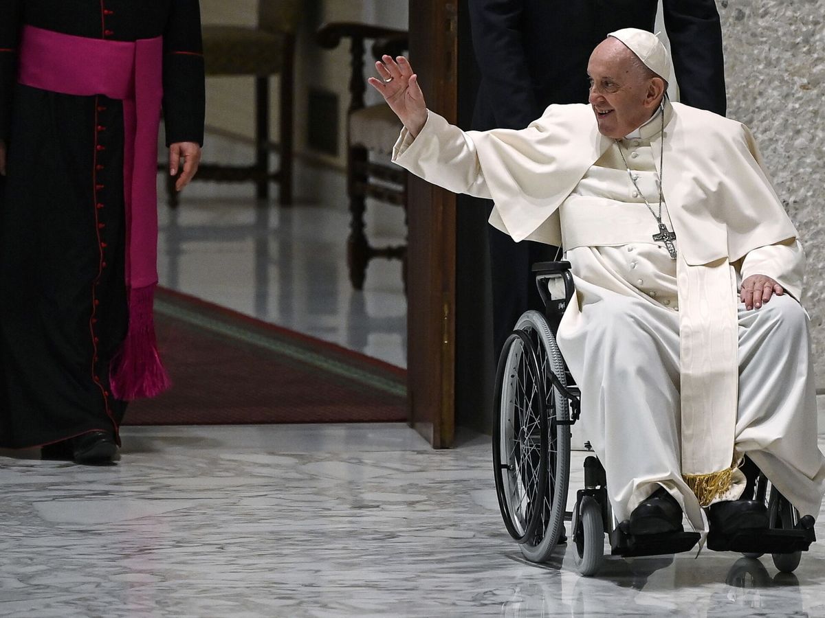 Francisco ha aparecido en numerosas ocasiones haciendo uso de una silla de ruedas.