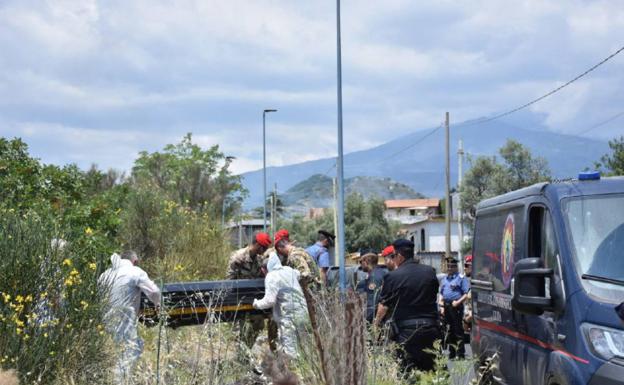 La Policía italiana traslada el cuerpo de la menor