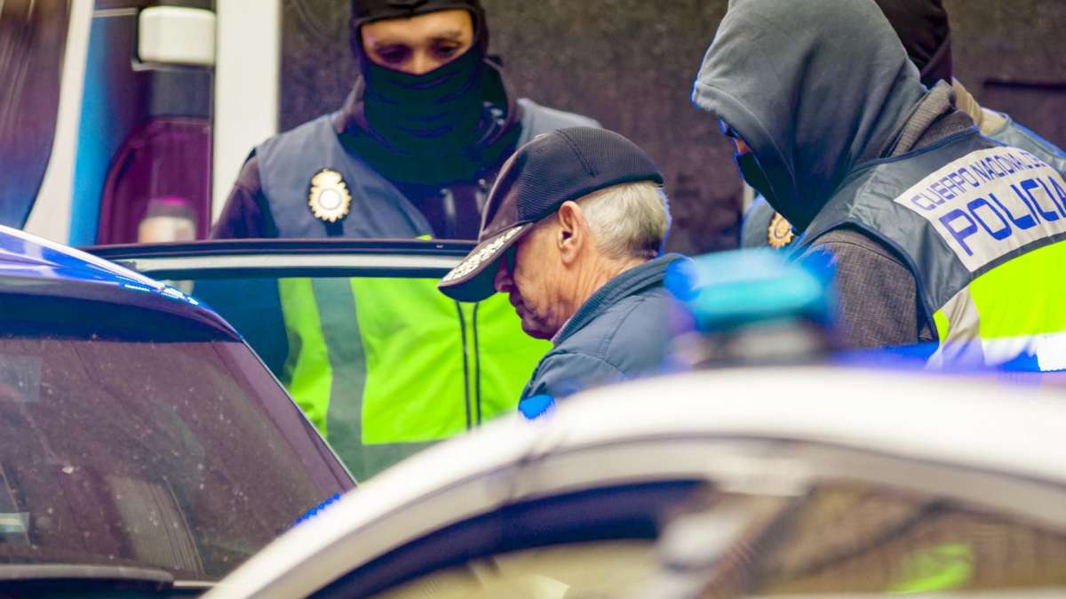 La Policía durante el registro a la casa un jubilado de 74 años en Miranda de Ebro por el envío de cartas con material pirotécnico a Pedro Sánchez.