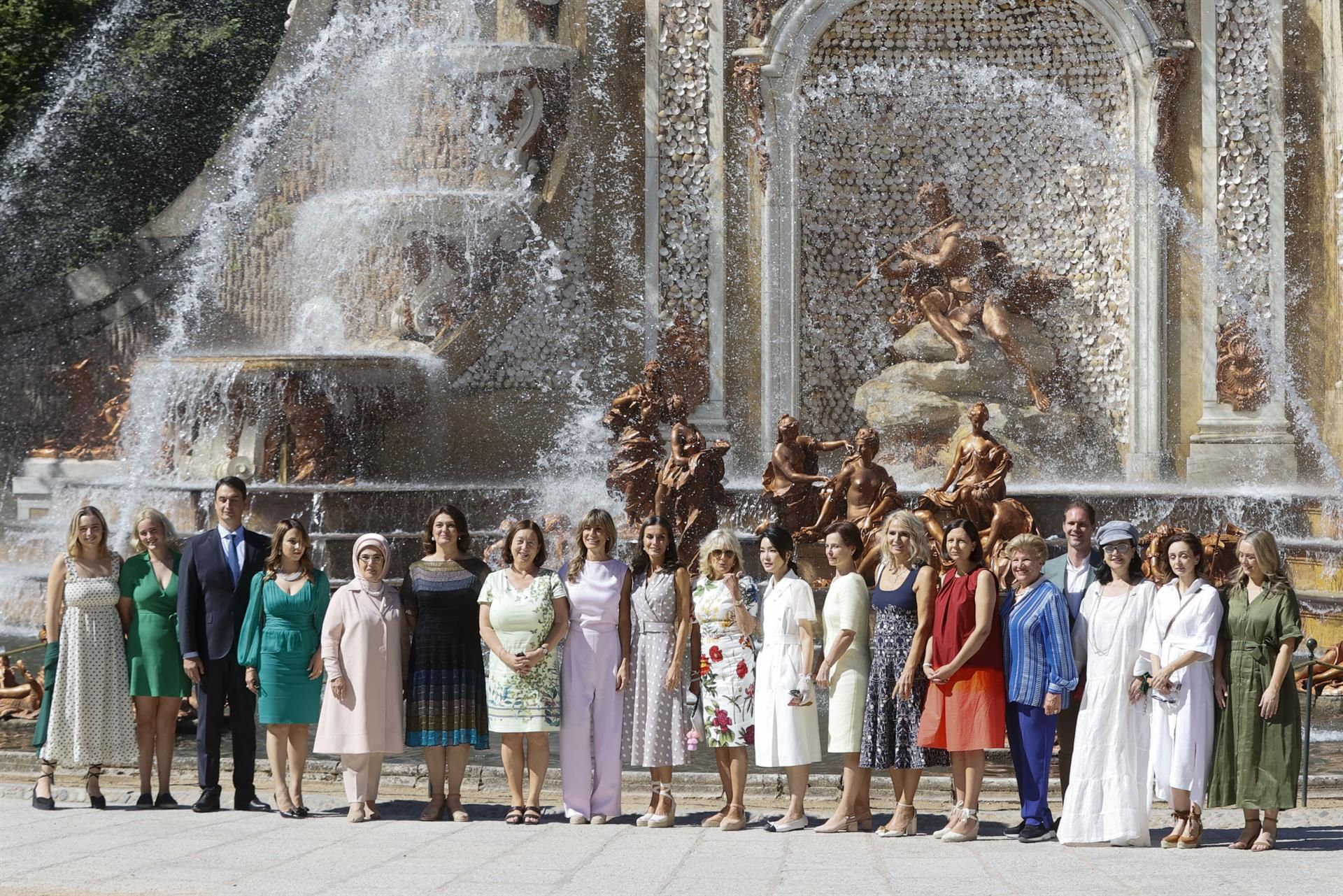La reina Letizia (c) y la mujer del presidente del Gobierno, Begoña Gómez (c-i) posan en La Granja con los acompañantes de los mandatarios que asisten a la cumbre de la OTAN