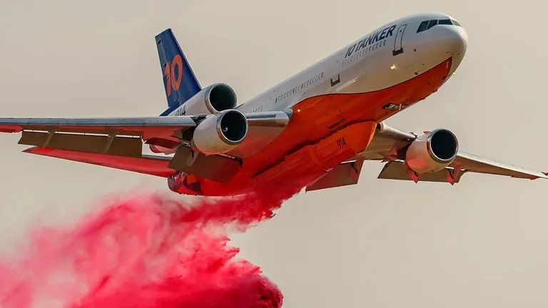 El Ten Tanker llega a Chile para ayudar a combatir los incendios forestales.