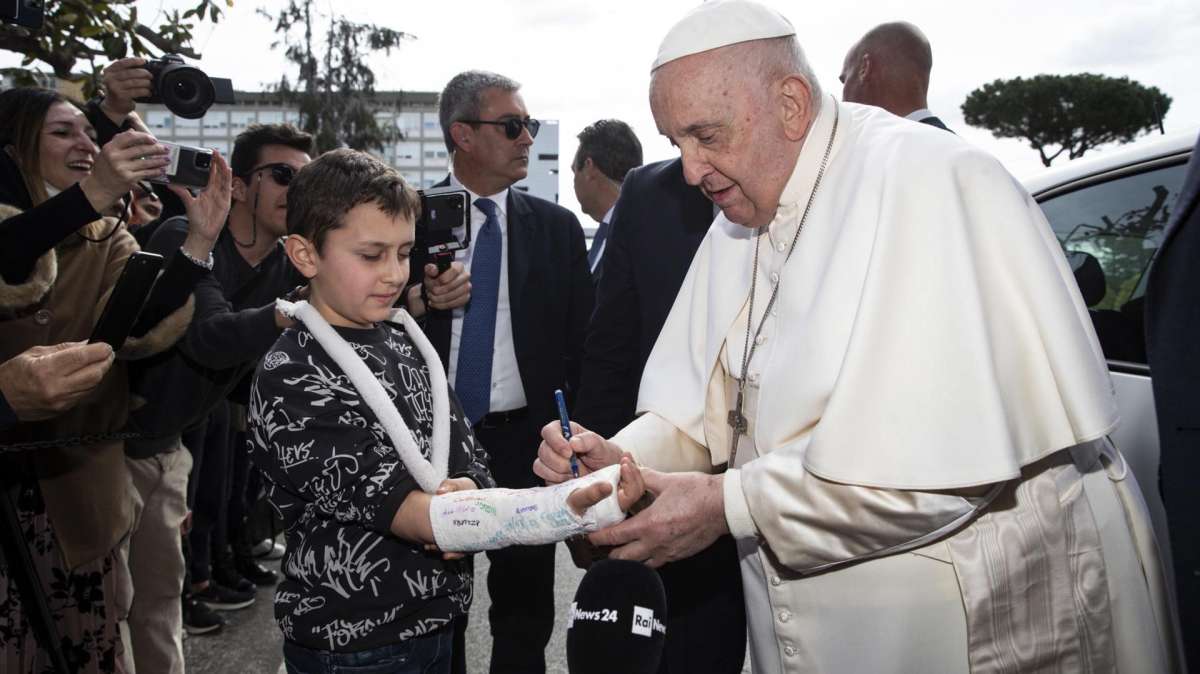 Papa Francisco a la salida del hospital de Roma