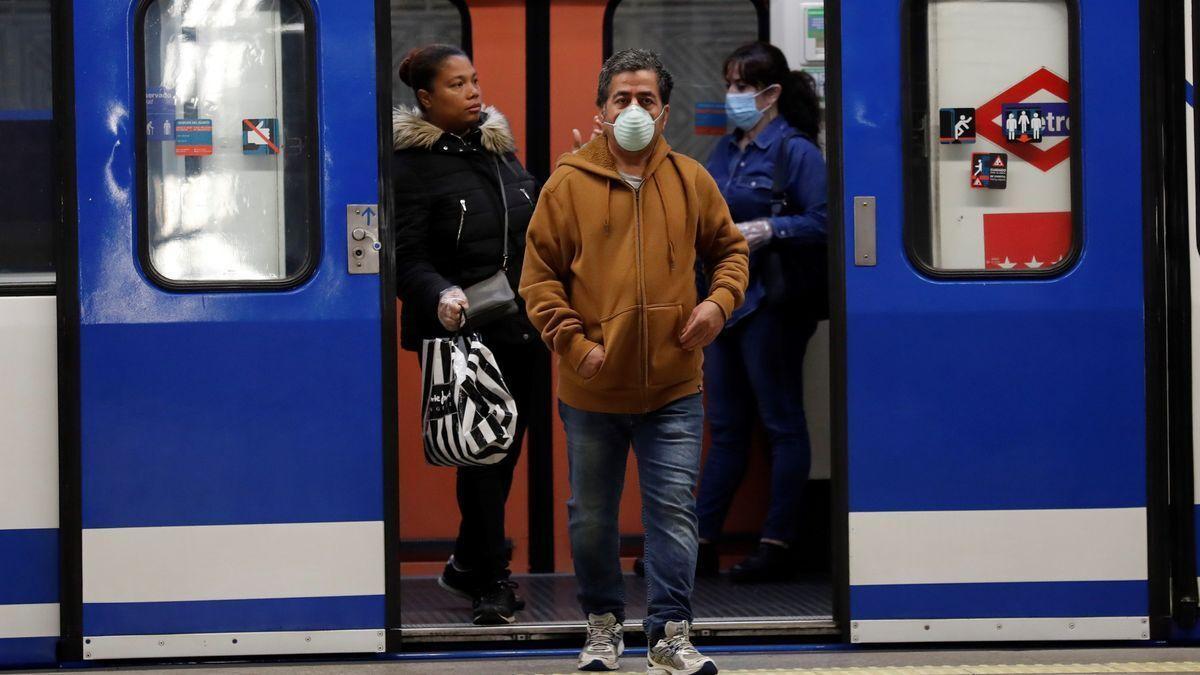 Pasajeros del Metro de Madrid portando mascarillas.
