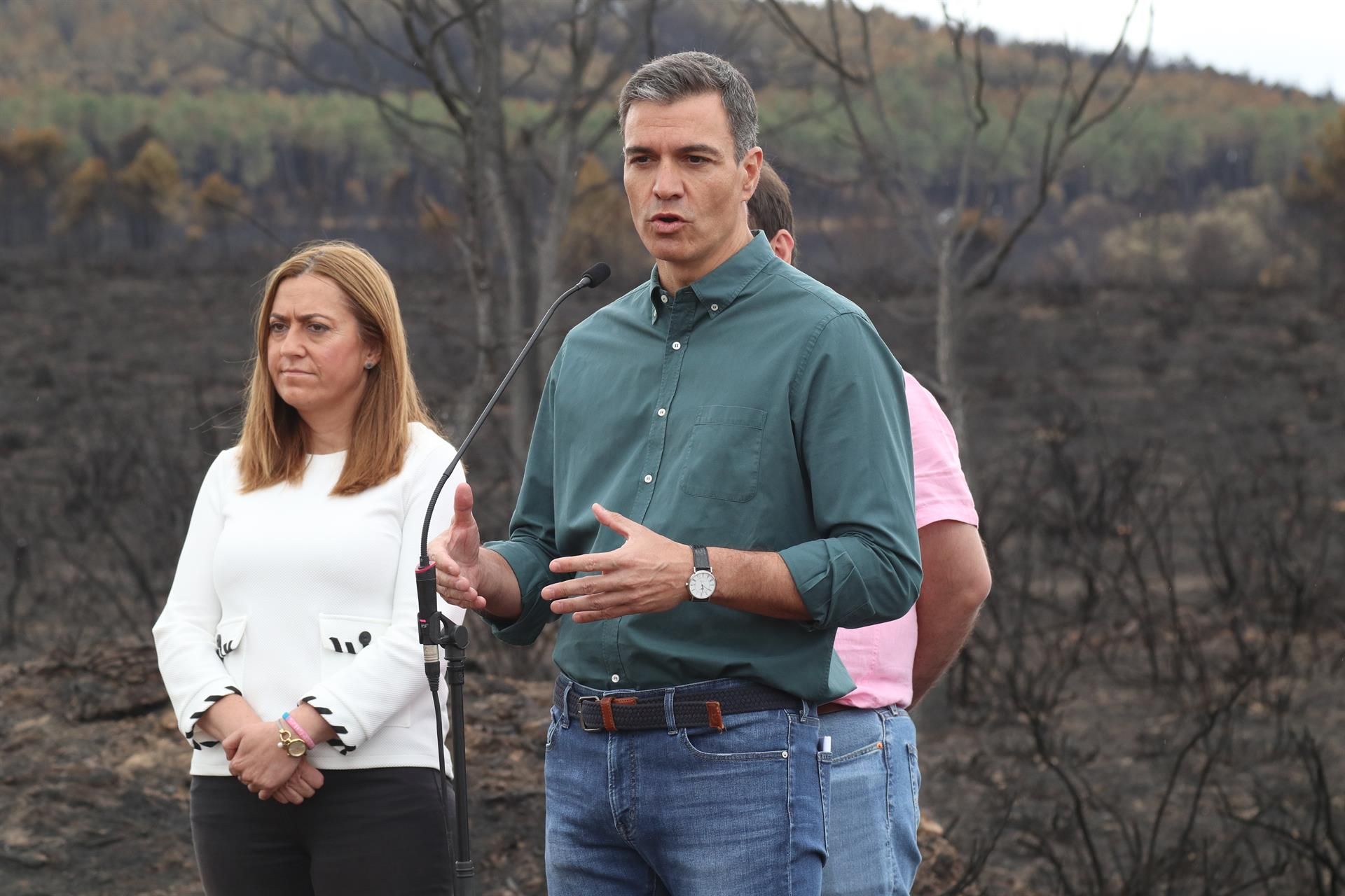 Pedro Sánchez visita las zonas afectadas por el incendio de la Sierra de la Culebra
