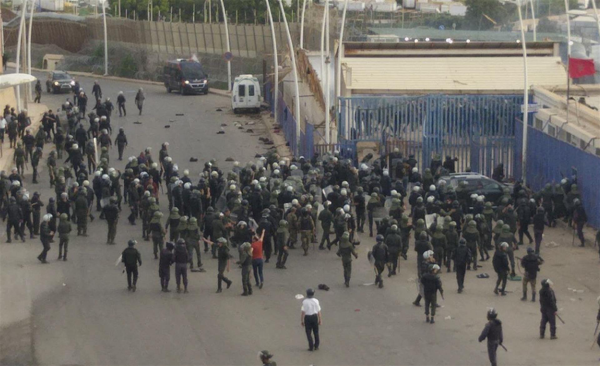Policía marroquí en la valla de Melilla