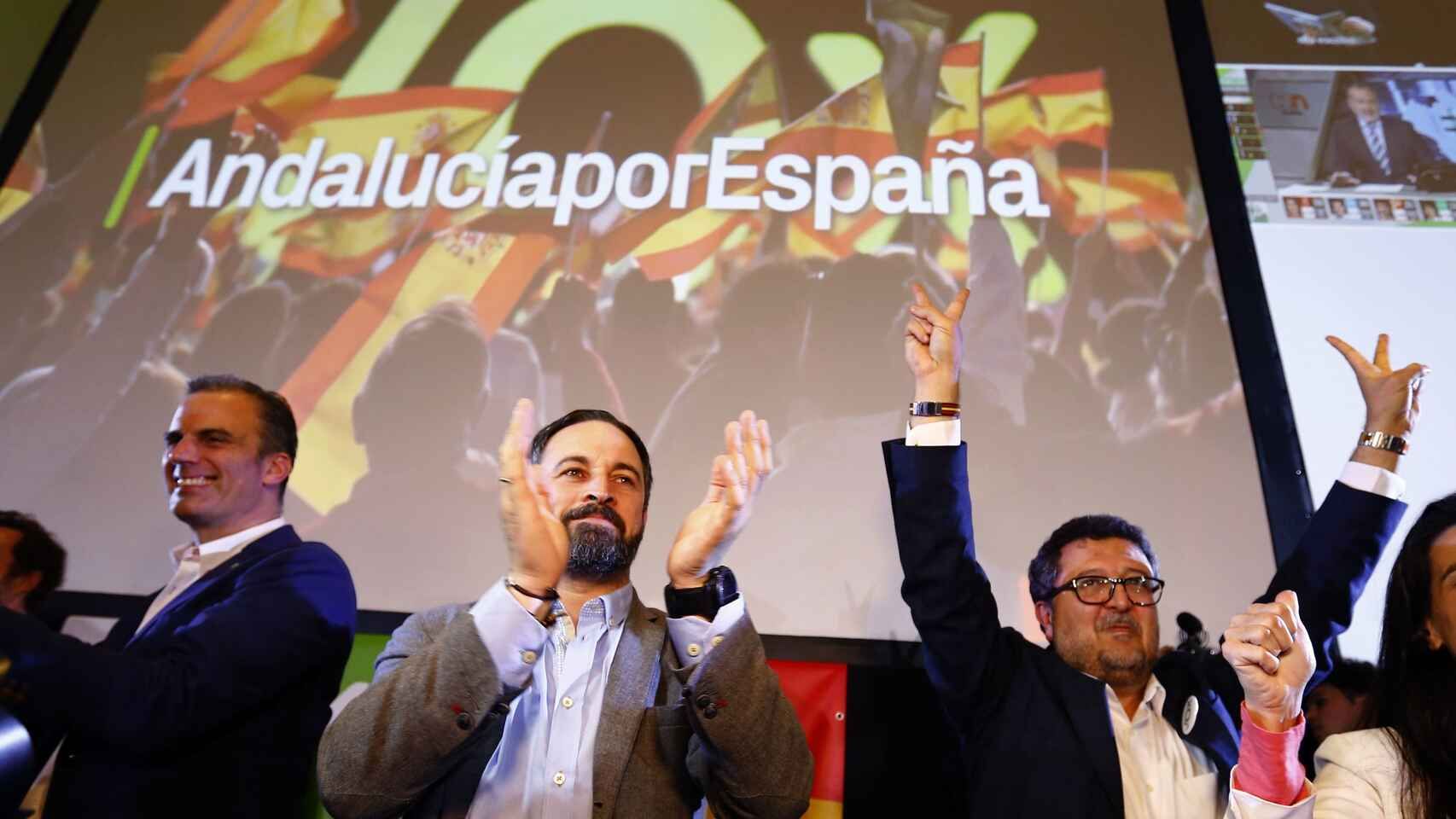 Santiago Abascal, José Ortega Smith y Alfonso Serrano, en un acto electroral de 2018