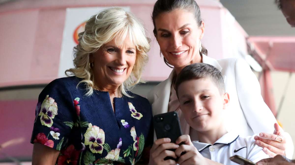 La Reina y Jill Biden se hacen un selfie junto a un niño de las familias ucranianas