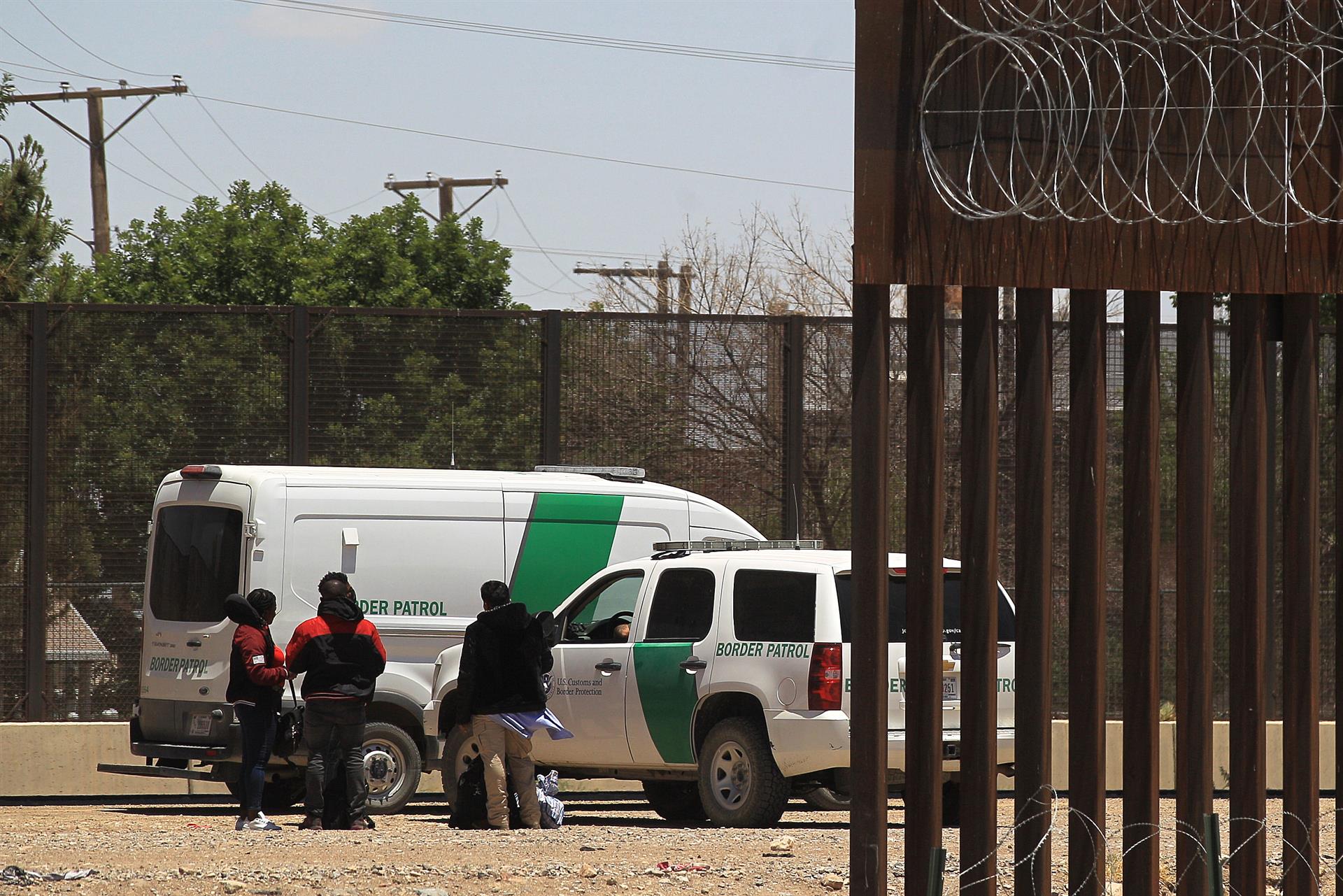 Una familia de migrantes haitianos cruzan de manera ilegal la frontera norte el 24 de mayo de 2022, en ciudad Juárez, Chihuahua (México).