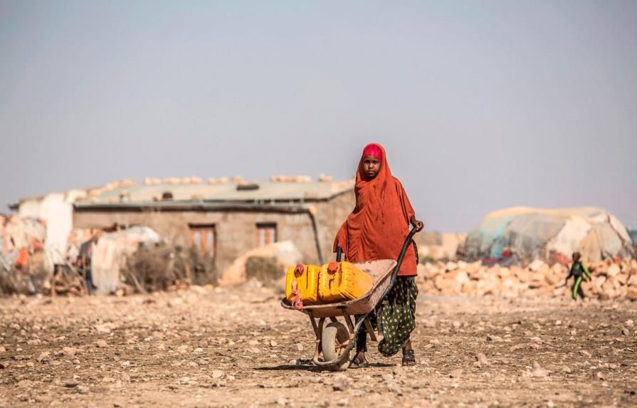Una niña transporta un bidón de agua en Somalilandia, en Somalia EFE