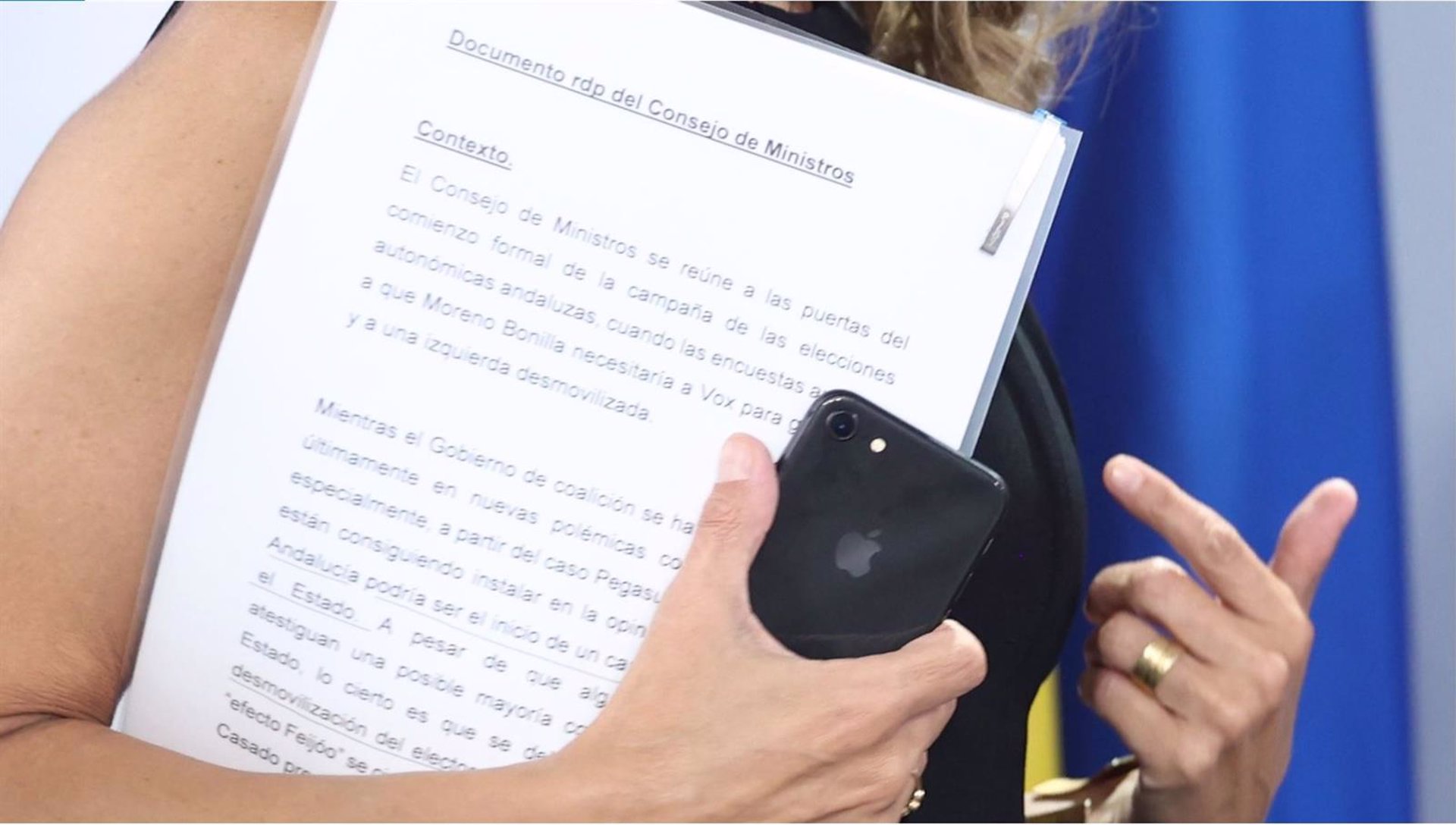 Captura del documento que sostenía Yolanda Díaz en la rueda de prensa en Moncloa