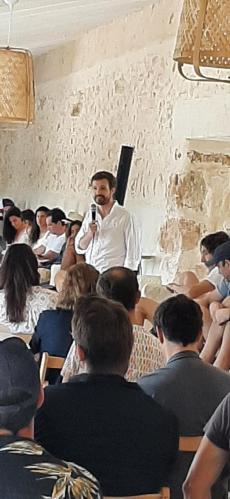La nueva vida profesional de Casado: reaparece en Menorca como captador de inversiones
