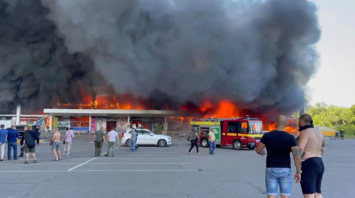 Rusia ataca con misiles un centro comercial en Ucrania con más de mil personas dentro