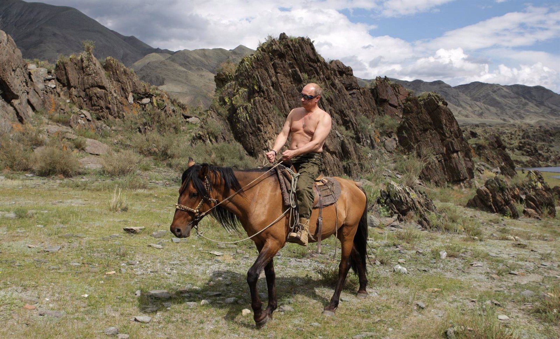 El presidente ruso, Vladimir Putin, sin camiseta y a caballo