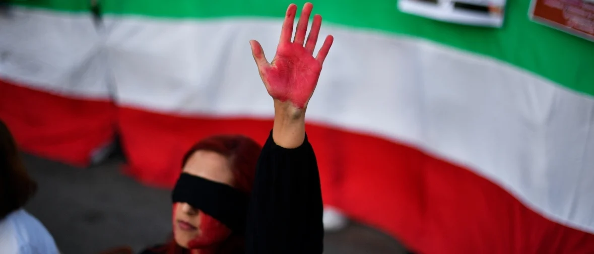 Irán planea bloquear las cuentas bancarias de mujeres que no usen el velo islámico