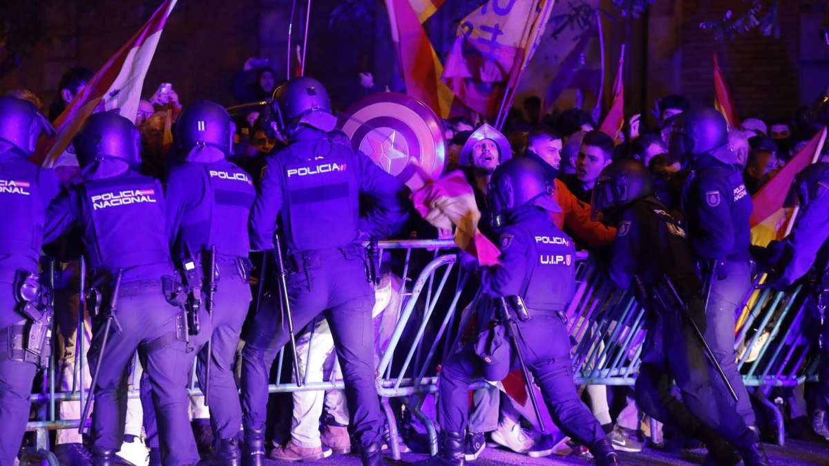 Las protestas contra la amnistía elevan la tensión y la bronca política mientras PSOE y Junts enfrían las expectativas de un acuerdo inminente