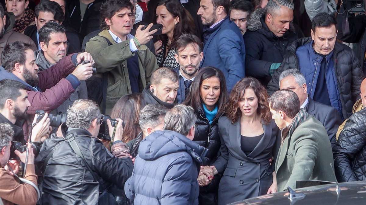 La presidenta de la Comunidad de Madrid, Isabel Díaz Ayuso, en medio de la protesta en la Universidad Complutense por su distinción como alumna ilustre.