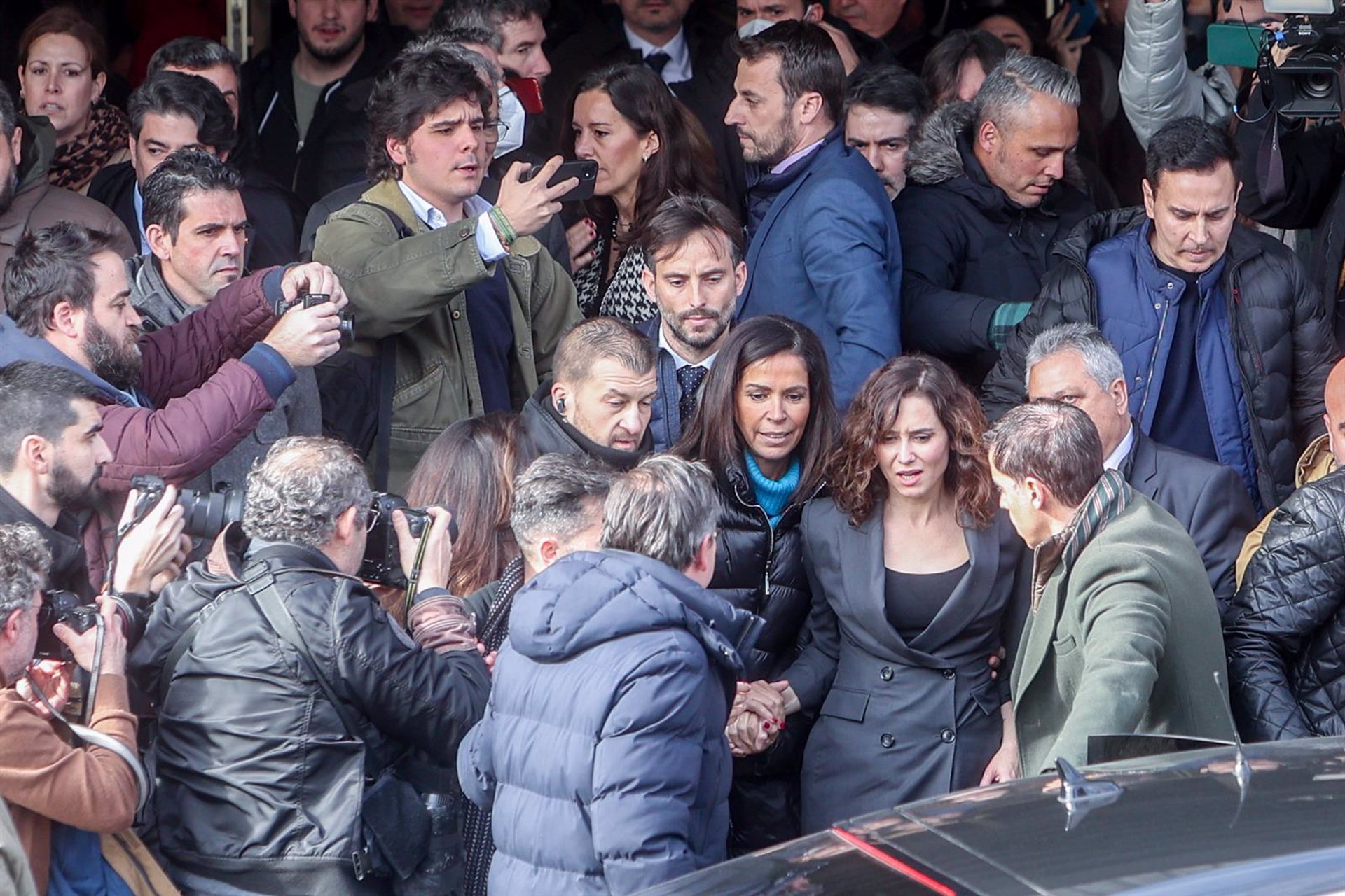 La presidenta de la Comunidad de Madrid, Isabel Díaz Ayuso, en medio de la protesta en la Universidad Complutense por su distinción como alumna ilustre.