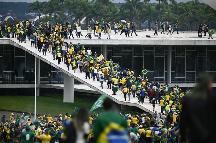 Seguidores de Bolsonaro asaltan la sede de los tres poderes de Brasil