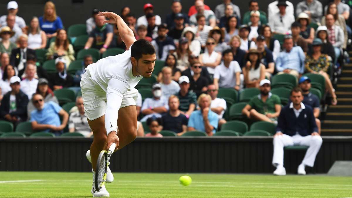 Carlos Alcaraz dice adiós a Wimbledon ante un Sinner intratable