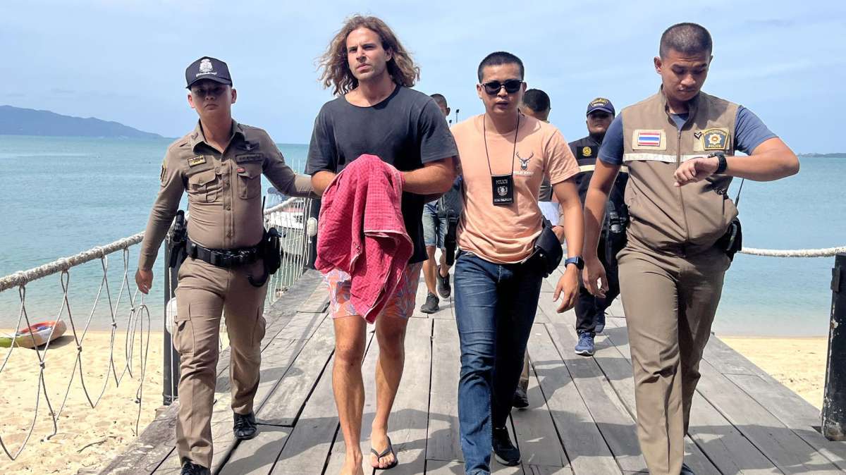 Daniel Sancho custodiado por agentes tailandeses durante su traslado ante el juez.