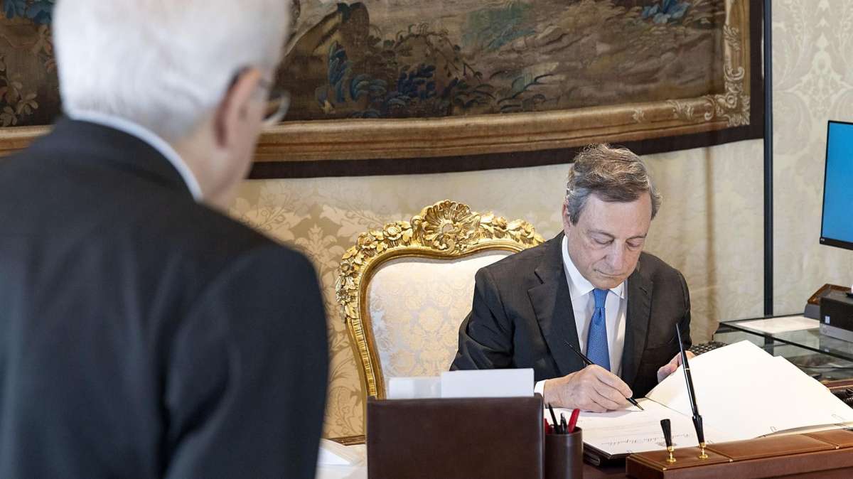 Mario Draghi firma su renuncia tras reunirse con Sergio Mattarella