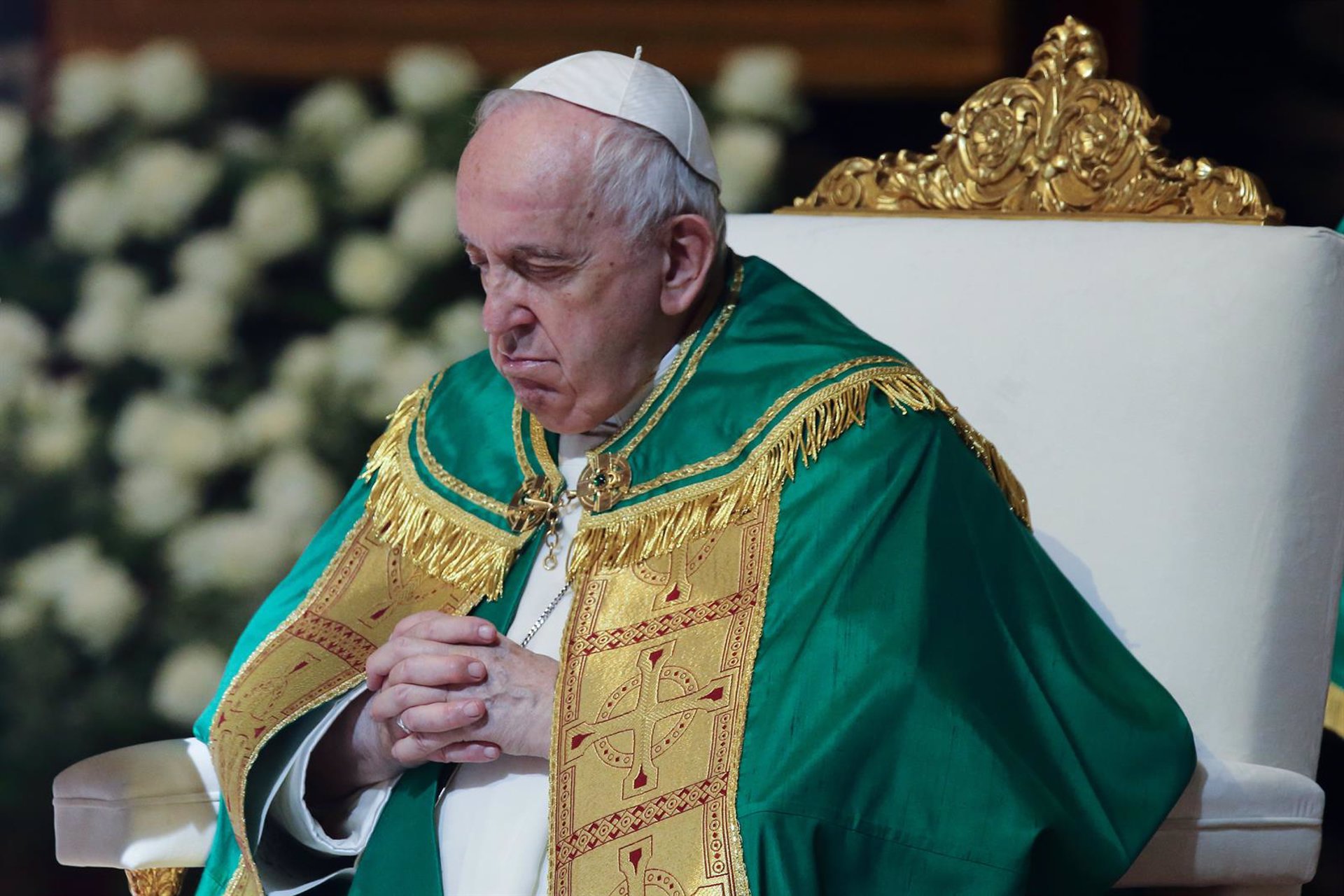 El Papa Francisco rezando.