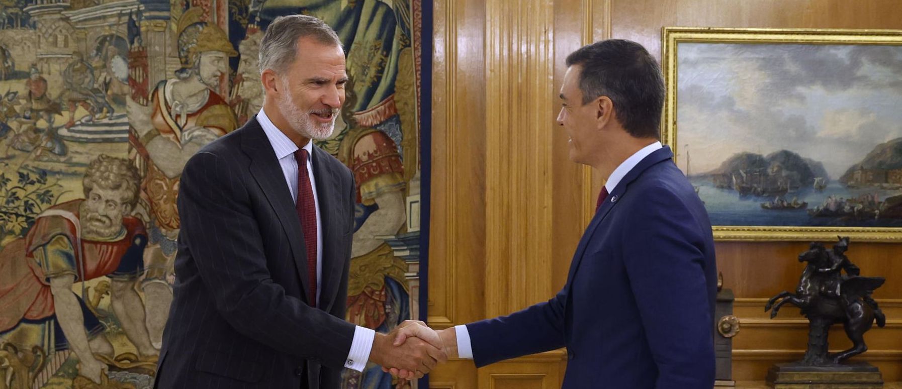El Rey estrecha la mano de Pedro Sánchez antes de su encuentro de este martes.