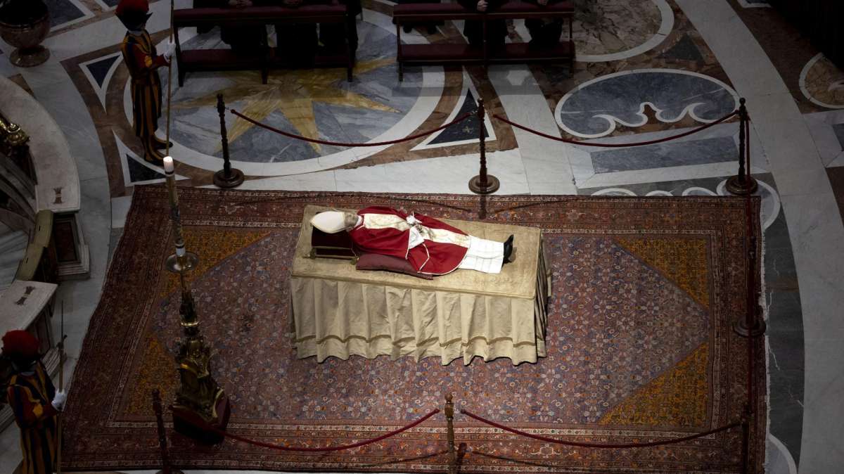 El cuerpo de Benedicto XVI reposa en la basílica de San Pedro.