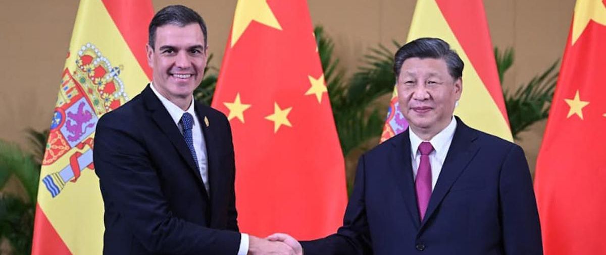 Pedro Sánchez (i), y Xi Jinping (d), en una imagen de archivo de 2018.